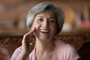 Older woman with nice teeth thanks to ceramic veneers.
