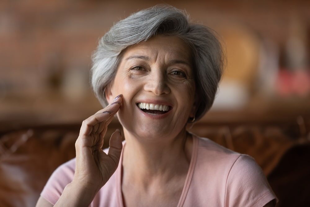Older woman with nice teeth thanks to ceramic veneers.